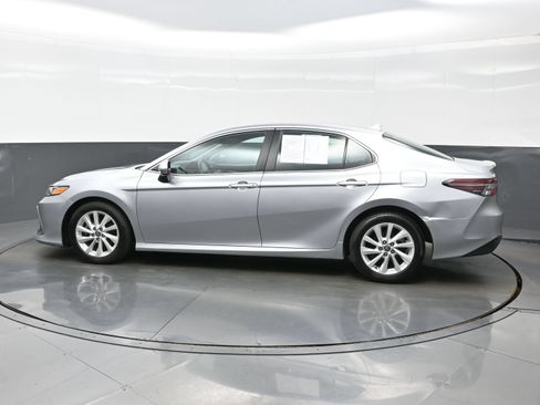 Used 2022 Toyota Camry LE FWD image 3