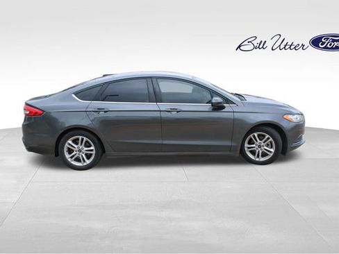 Used 2018 Ford Fusion SE w/ Fusion SE Technology Package image 4