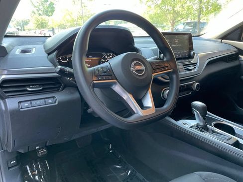 Used 2023 Nissan Altima 2.5 SV FWD image 9