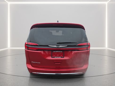 Used 2024 Chrysler Pacifica Touring-L FWD image 4