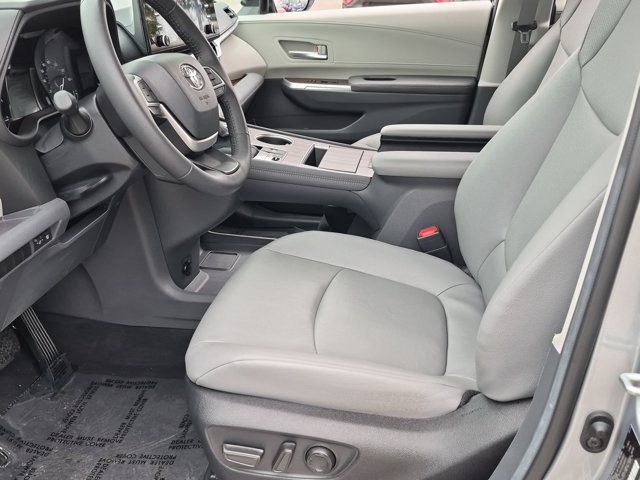 Used 2024 Toyota Sienna XLE FWD image 15