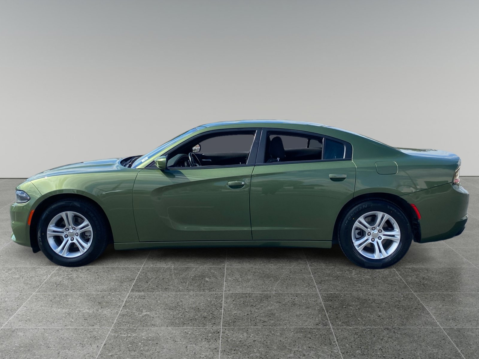 Used 2022 Dodge Charger SXT RWD image 2