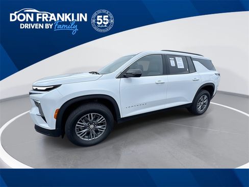 Used 2025 Chevrolet Traverse LT image 1