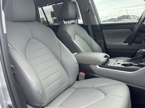 Used 2020 Toyota Highlander XLE image 16