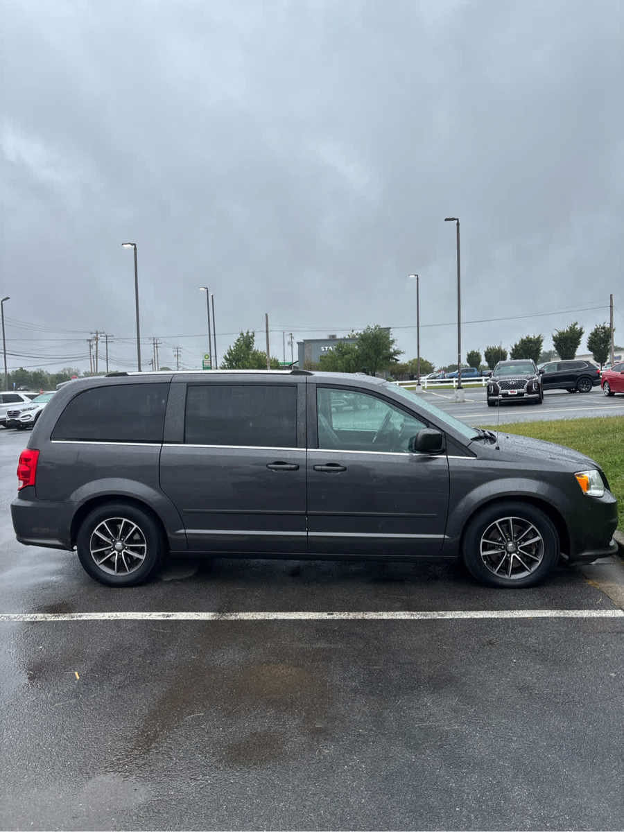 Used 2017 Dodge Grand Caravan SXT w/ Rear Park Assist Package FWD image 3