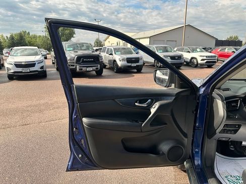 Used 2018 Nissan Rogue S AWD/4WD image 11