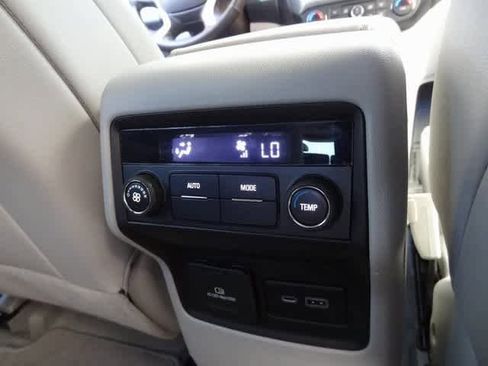 Used 2023 GMC Acadia SLT image 13