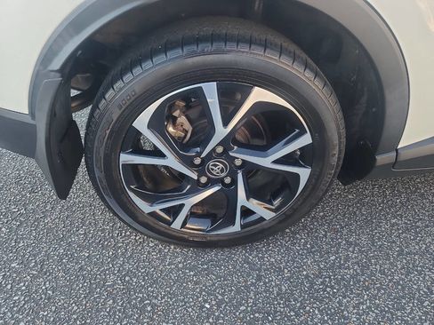 Used 2019 Toyota C-HR XLE image 8