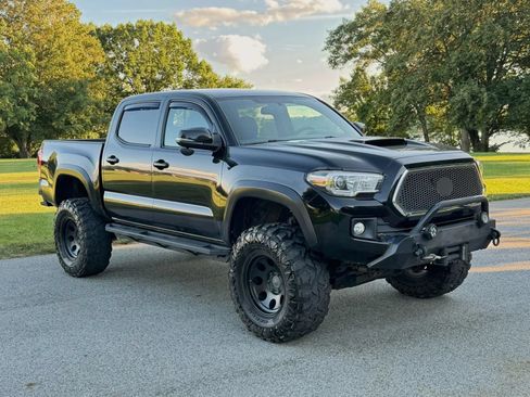 Used 2017 Toyota Tacoma TRD Off-Road w/ Tow Package (A/T) AWD/4WD image 7