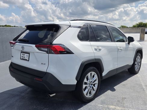 Used 2019 Toyota RAV4 XLE Premium FWD image 5