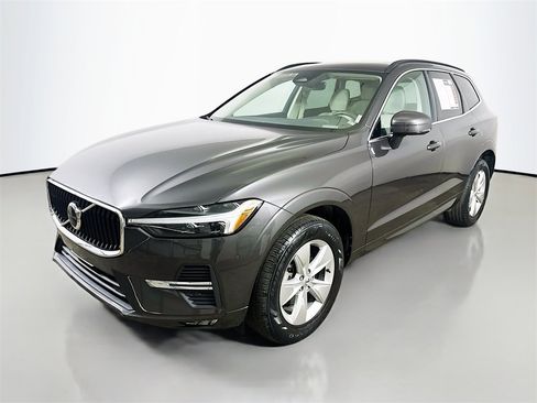 Used 2022 Volvo XC60 B5 Momentum w/ Climate Package image 3