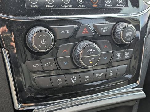 Used 2022 Jeep Grand Cherokee Laredo X image 17