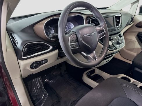 Used 2023 Chrysler Voyager LX image 23