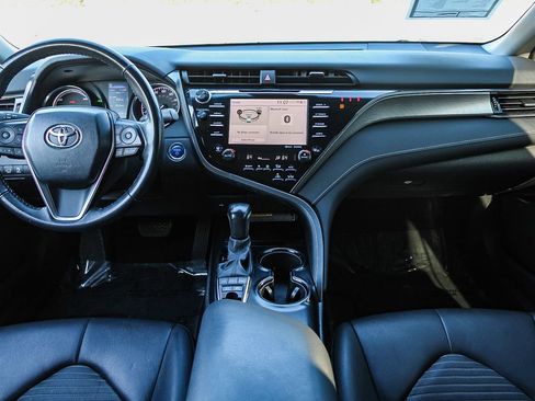 Used 2020 Toyota Camry SE w/ Sunroof Package image 12