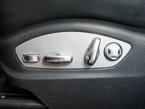 Certified 2025 Porsche Macan AWD/4WD image 22