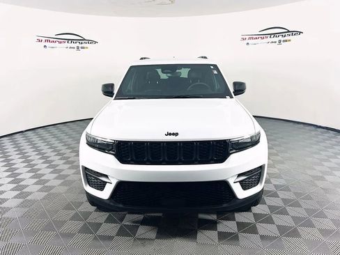 Used 2024 Jeep Grand Cherokee Altitude AWD/4WD image 3