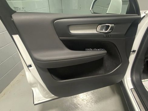 Used 2025 Volvo XC40 B5 Core image 7