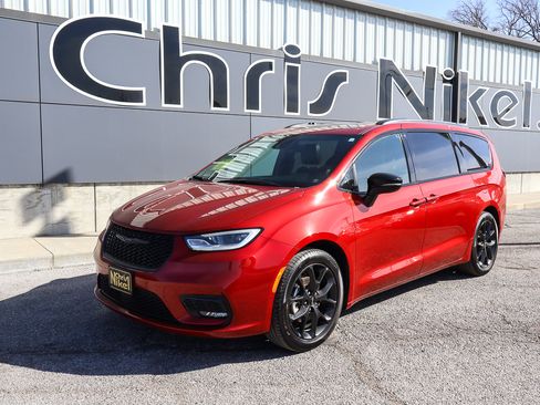 Used 2025 Chrysler Pacifica Limited image 1