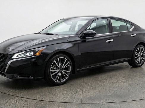 Used 2025 Nissan Altima 2.5 SV FWD image 3