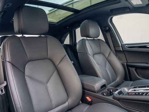 Certified 2025 Porsche Macan image 27