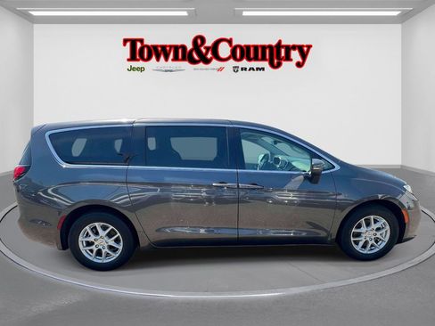 Certified 2023 Chrysler Pacifica Touring-L FWD image 5