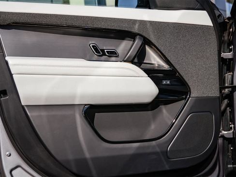 Certified 2025 Land Rover Range Rover Sport SE image 21