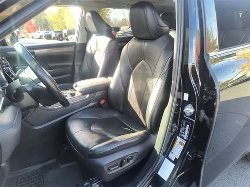Used 2020 Toyota Highlander Limited image 11