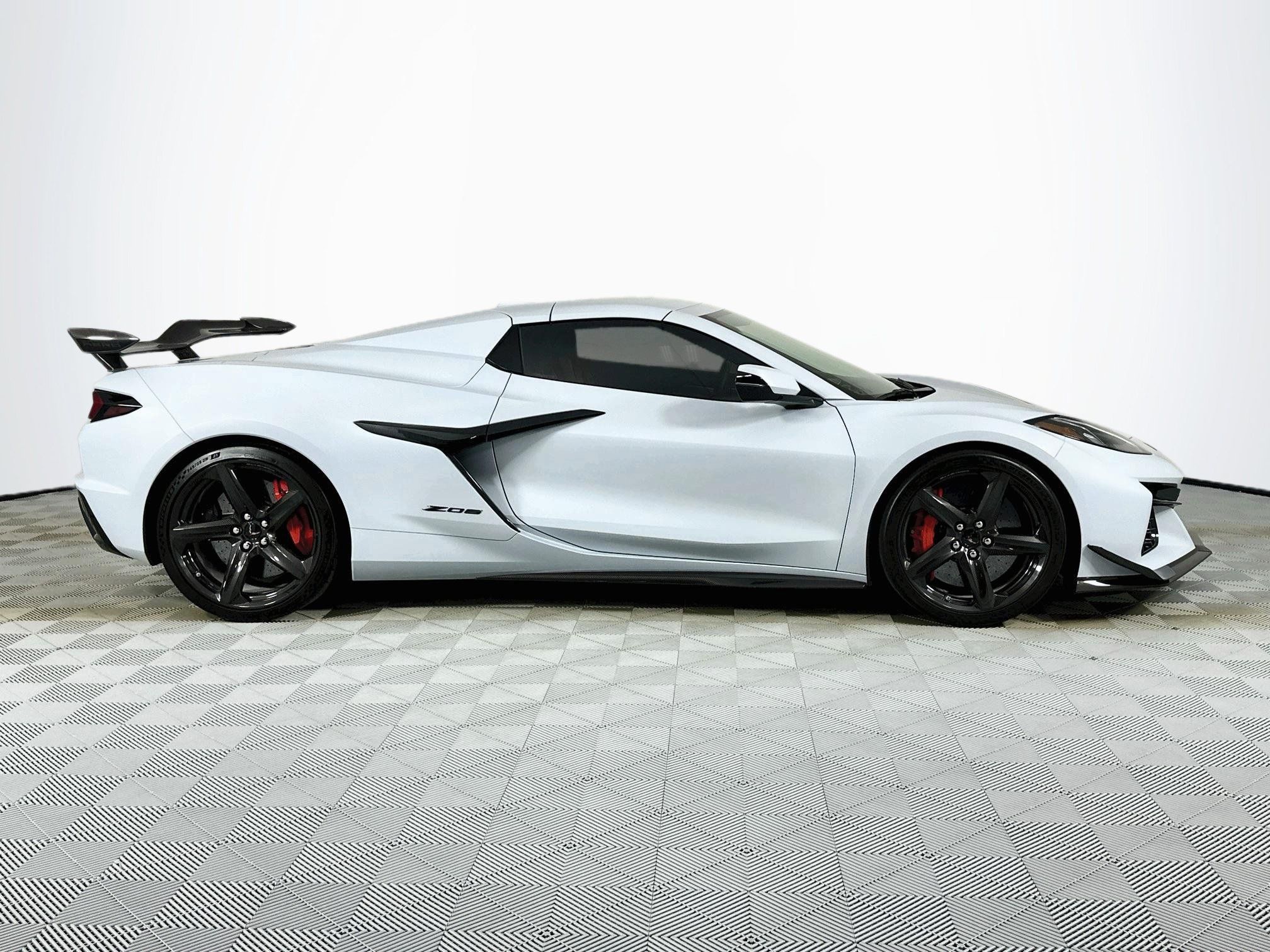 Used 2023 Chevrolet Corvette Z06 w/ Z07 Performance Package RWD image 34