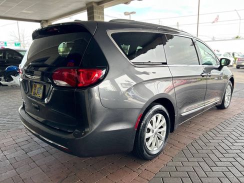 Used 2019 Chrysler Pacifica Touring-L FWD image 11