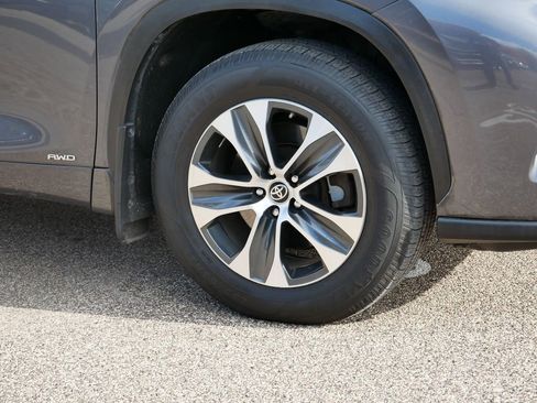 Used 2020 Toyota Highlander XLE image 10