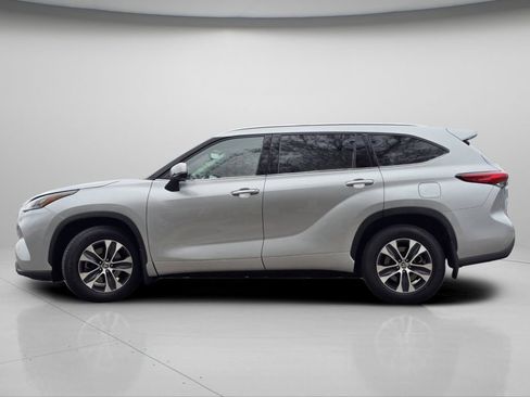 Used 2020 Toyota Highlander XLE image 18
