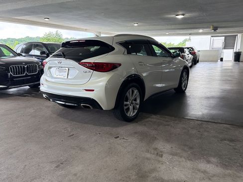 Used 2017 INFINITI QX30 Premium FWD image 8