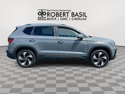 Used 2023 Volkswagen Taos SE w/ Panoramic Sunroof Package AWD/4WD image 9