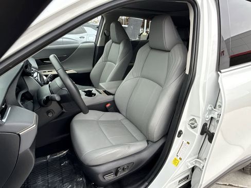 Used 2024 Toyota Venza Limited image 11