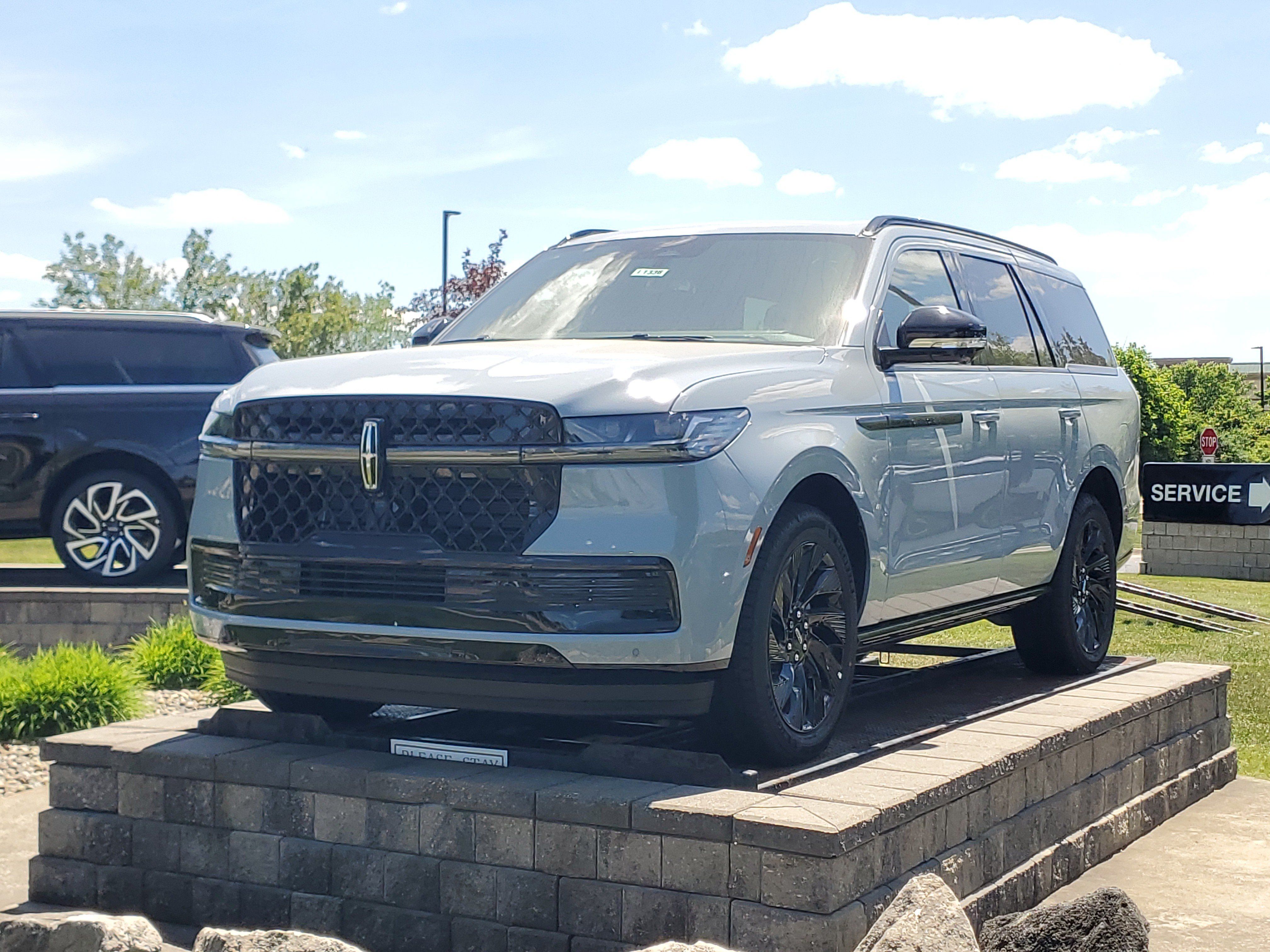 New 2026 Lincoln Navigator Reserve w/ Jet Appearance Package AWD/4WD image 2