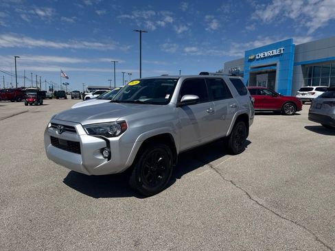 Used 2020 Toyota 4Runner SR5 AWD/4WD image 34