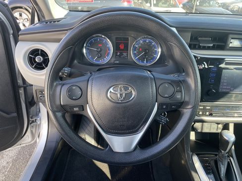 Used 2018 Toyota Corolla LE w/ Carpet Mat Package (TMS) FWD image 11