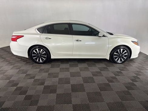 Used 2017 Nissan Altima 2.5 SL w/ Technology Package FWD image 4