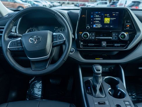 Used 2025 Toyota Highlander XLE image 13
