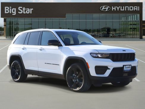 Used 2025 Jeep Grand Cherokee Altitude image 6