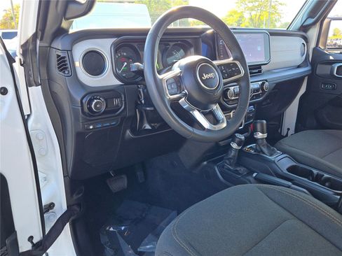 Used 2024 Jeep Wrangler Sahara image 22
