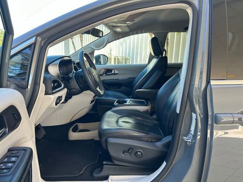 Used 2022 Chrysler Pacifica Touring-L image 15