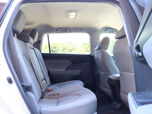 Used 2022 Toyota Highlander LE AWD/4WD image 19