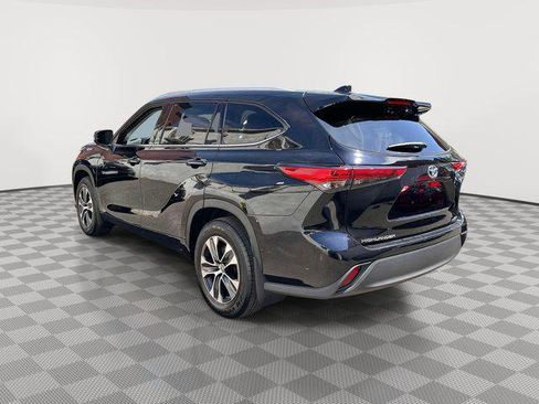 Used 2022 Toyota Highlander XLE AWD/4WD image 5
