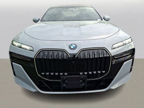 Used 2026 BMW 750e xDrive AWD/4WD image 2