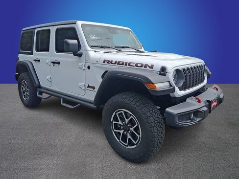 Used 2025 Jeep Wrangler Unlimited Rubicon w/ Convenience Group AWD/4WD image 3