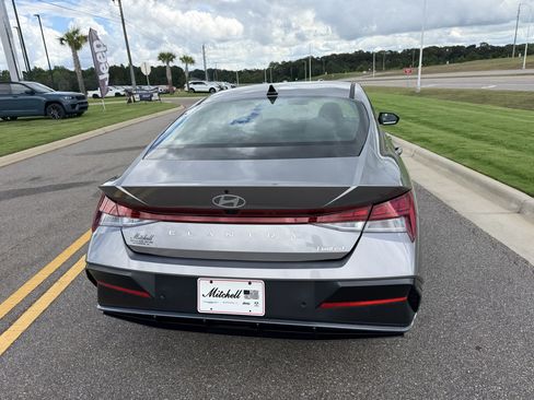 Used 2024 Hyundai Elantra Limited FWD image 7