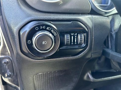 Used 2019 Jeep Wrangler Unlimited Sahara w/ Uconnect 4C Nav & Sound Group AWD/4WD image 20