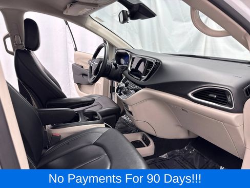 Used 2024 Chrysler Pacifica Touring-L FWD image 24