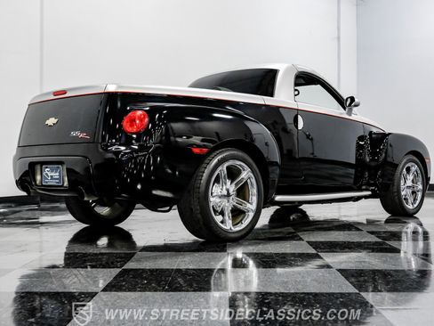 Used 2005 Chevrolet SSR w/ Preferred Equipment Group image 26